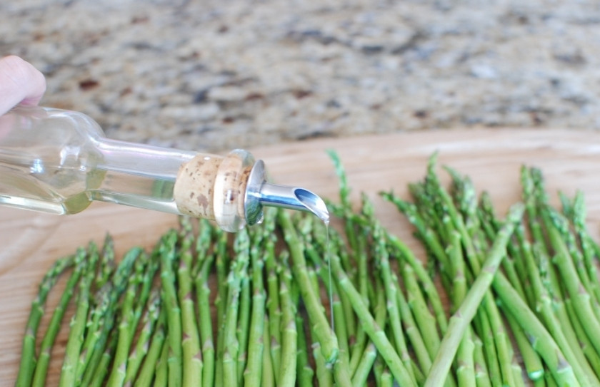 1. Этап. Жареная спаржа в бальзамическом соусе: Спаржу сбрызгиваем оливковым маслом.