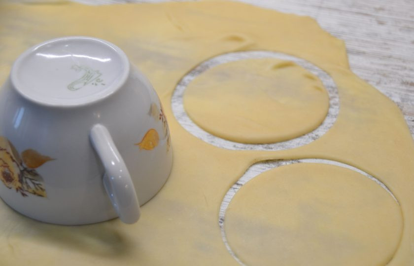 1. Этап. Чебуреки Мини: Раскатайте тесто в тонкий пласт, вырежьте небольшие кружочки, это можно сделать с помощью чайной кружки.