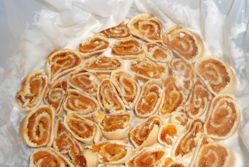 1. Этап. Торт с курагой: В форму плотно друг к другу уложить кусочки рулетиков и залить кремом.