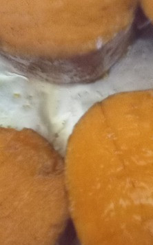 1. Этап. Интересная закуска с бататом: Нарезать батат на кусочки около 1,5 см шириной.