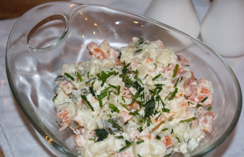 1. Этап. Салат из соленых огурцов и картошки: Измельчите зелень. Соедините картофель, огурцы, морковь и зелень. Заправьте постным майонезом или маслом. Подайте к столу.