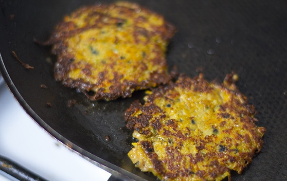 1. Этап. Оладьи из баклажанов: 6. И жарьте по 3-4 минуты до румяной корочки с двух сторон.