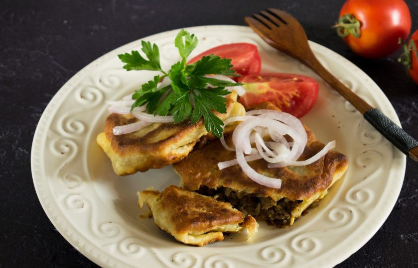 1. Этап. Мартабак: Подавайте пирожки с зеленью и маринованным луком. Приятного аппетита!