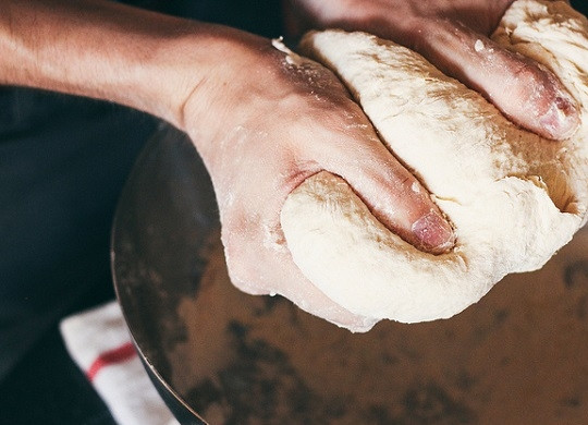 1. Этап. Немецкие брецели: 1. Для начала нужно сделать тесто. Тут все довольно стандартно: растворите дрожжи в небольшом количестве теплой воды с добавлением сахара. Оставьте минут на 10. После добавьте оставшуюся воду, соль и просеянную муку. Замесите тесто, накройте чистым полотенцем и оставьте подходить в тепле минут 45.