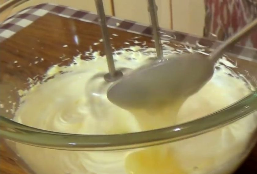 1. Этап. Домашний торт Киевский: 5. Поставьте массу на огонь и при постоянном помешивании доведите до загустения. Перелейте в миску и остудите крем. Мягкое сливочное масло взбейте в течение 2 минут. Не прерывая взбивания, добавляйте по 1 столовой ложке сироп.