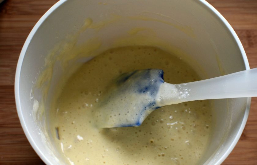 1. Этап. Рулет в кексе «Апельсиновый блюз»: Всыпьте просеянную с разрыхлителем, ванилином и сухим молоком муку и быстро лопаткой вымешайте нежное тесто.