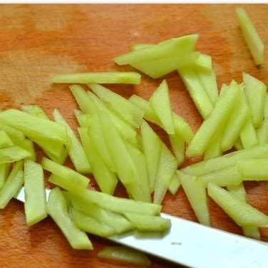 1. Этап. Салат с креветками в лаймовом соусе: Огурец нарезаем тонкими полосками.