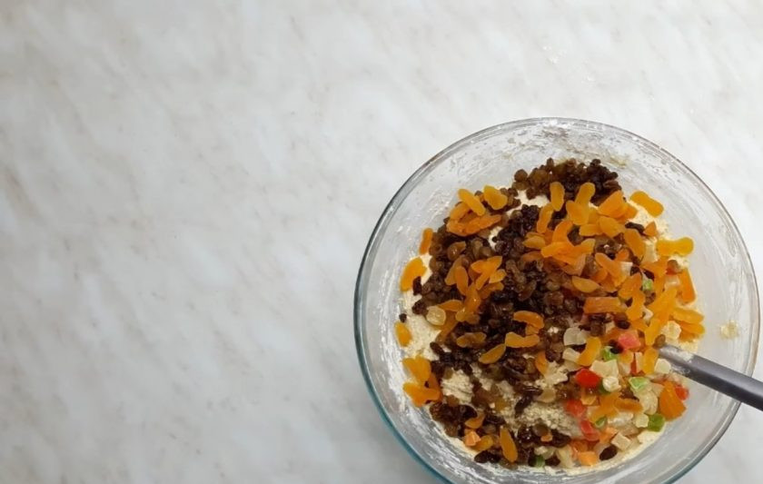 1. Этап. Простой кулич без дрожжей: 4. Далее добавьте муку и хорошо перемешайте, чтобы не было комочков. После чего добавьте орехи, цукаты, изюм и курагу. Хорошо перемешайте тесто и выложите его в формы на 2/3 высоты формы.