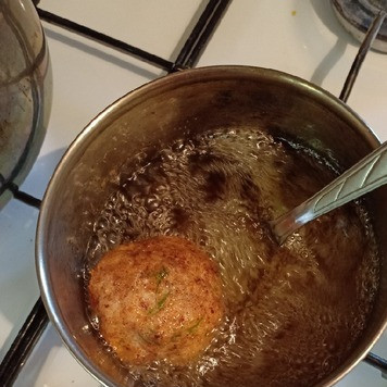 1. Этап. Курица по-китайски: Охлажденные шарики обжарить в большом количестве подсолнечного масла до образования золотистой корочки.