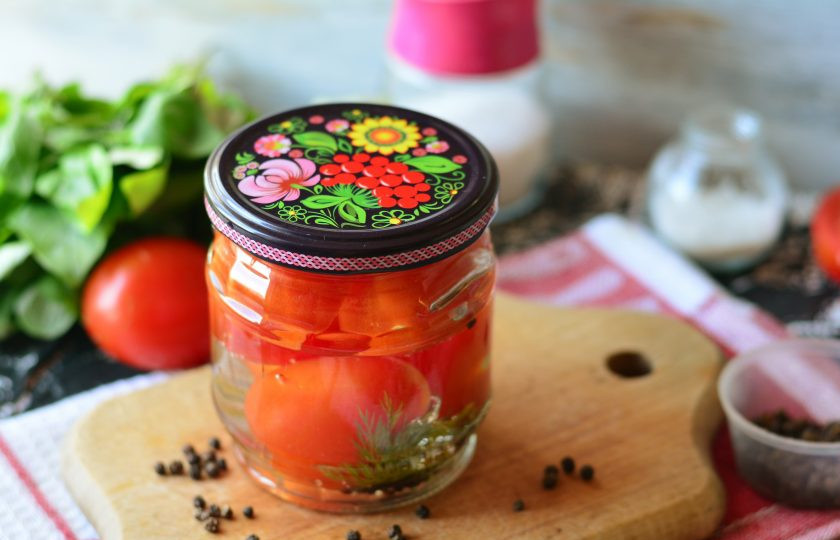 1. Этап. Сладкие помидоры с лимонной кислотой на зиму: Закатайте банки крышками, утеплите и оставьте остывать на 4-5 часов. После отправьте на хранение в кладовую до зимы. Приятного вам аппетита!