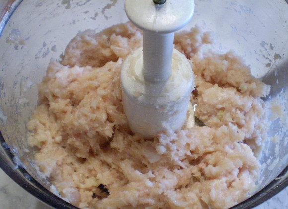 1. Этап. Котлеты из куриного филе: Посолите полученный фарш.