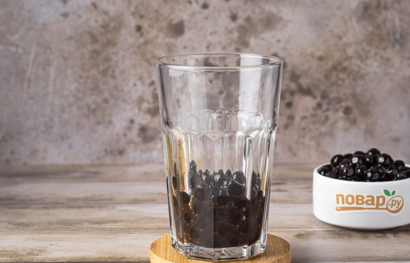 1. Этап. Бабл ти: Выложите шарики тапиоки на дно стакана.