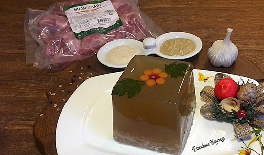 1. Этап. Рождественский холодец из шеек индейки: Такой порционный холодец - порадует любителей желейного холодца на праздничном столе, и приятно удивит гостей.