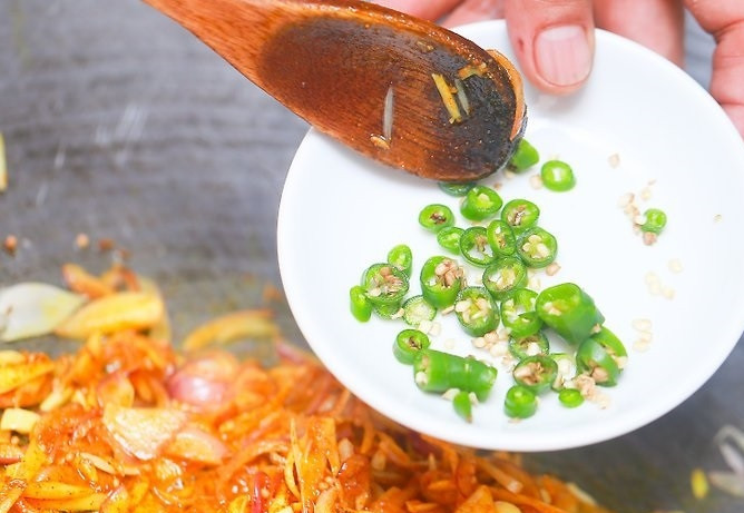 1. Этап. Индийское карри: 7. Выложите острый перец. Да, карри — довольно острое блюдо!