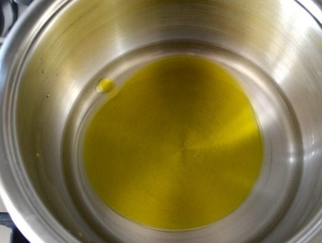 1. Этап. Чебуреки на заварном тесте: 1. В кастрюлю налейте воду, подсолнечное масло, добавьте соль. Поставьте на огонь.