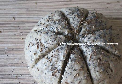 1. Этап. Быстрый хлеб с маком и тмином: Смажьте поверхность молоком, посыпьте маком и семенами тмина. Переложите на противень, застеленный бумагой для выпечки.