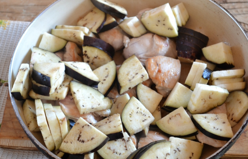 1. Этап. Чахохбили с баклажанами: 5. Когда куриная грудка немного схватится, вылейте в сковороду растительное масло и выложите нарезанный баклажан. Готовьте 10 минут.