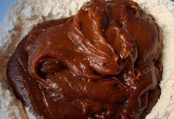 1. Этап. Пряники по ГОСТу: 4. Остальную муку просейте в глубокую мисочку с содой. Выложите получившуюся массу, перемешайте. Чуть остудите, добавьте яйцо и растопленное масло.