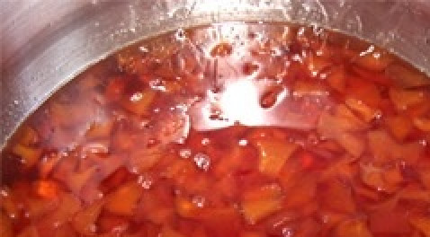 1. Этап. Варенье из персиков в сиропе: Через сутки нагрейте варенье до кипения, убавьте огонь и варите при аккуратном помешивании до упаривания примерно 200 мл жидкости (если варенья больше, нужно выпарить количество жидкости соответствующее налитой при варке сиропа воды). Это займет до 10 минут. Готовое варенье разложите в банки и закройте крышками.