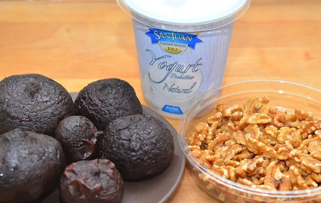 1. Этап. Салат из свеклы вареной: 1. Свеклу отвариваю, затем достаю и остужаю (это занимает около 1-1,5 часов). Грецкие орехи очищаю от скорлупы.