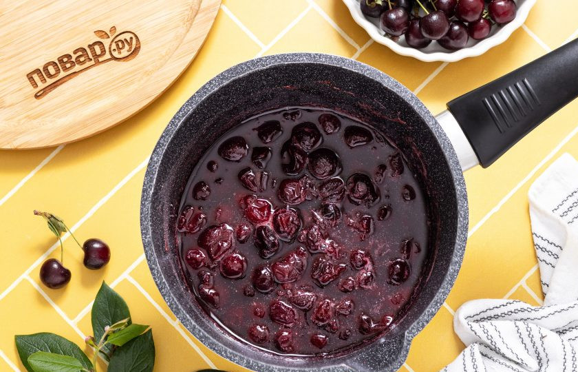 1. Этап. Вишневое варенье с ромом: После снимите с плиты и оставьте варенье на 4 часа. Затем снова доведите до кипения и проварите на слабом огне еще 10 минут и опять оставьте на 4 часа. Всего таких подходов должно быть 3.