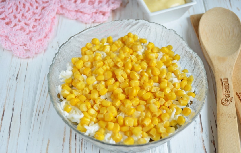 1. Этап. Салат на 8 Марта из морской капусты: Далее — слой консервированной кукурузы и майонезная сеточка.