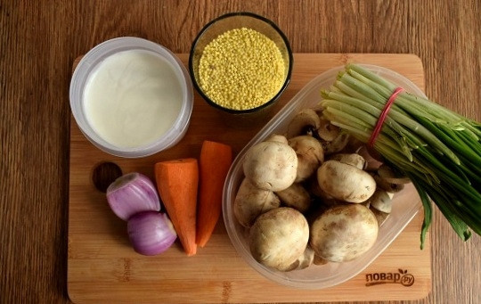 1. Этап. Пшенный суп с грибами: Подготовьте необходимые продукты. Овощи и грибы помойте и очистите.