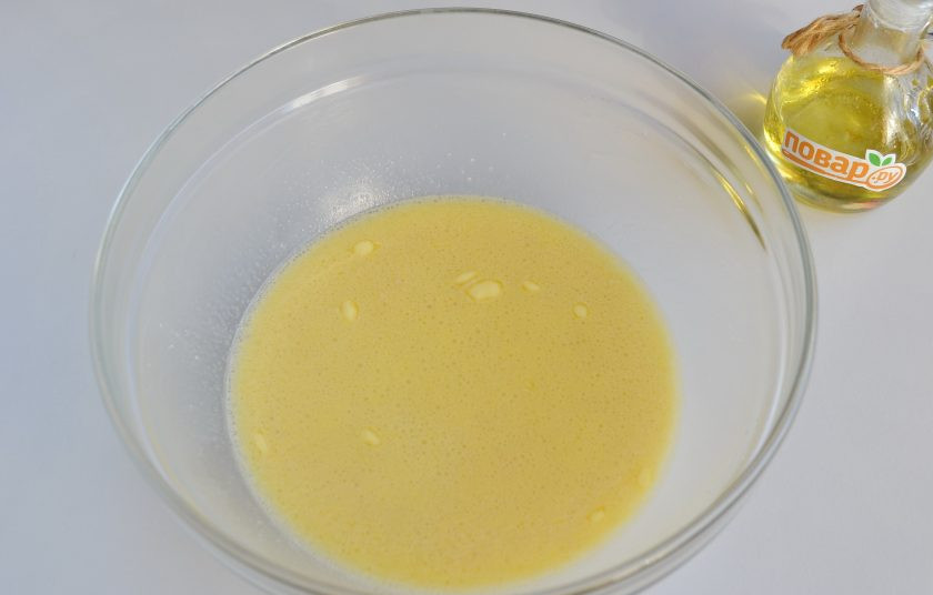 1. Этап. Пирог с мойвой и укропом: 2. В теплое молоко (38-40 градусов) положите соль, сахар, дрожжи, растопленное сливочное масло, растительное масло. Перемешайте.