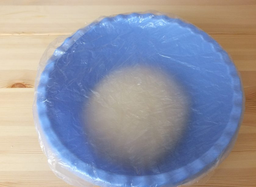 1. Этап. Милашино тесто: Чашу с тесто укройте пленкой.