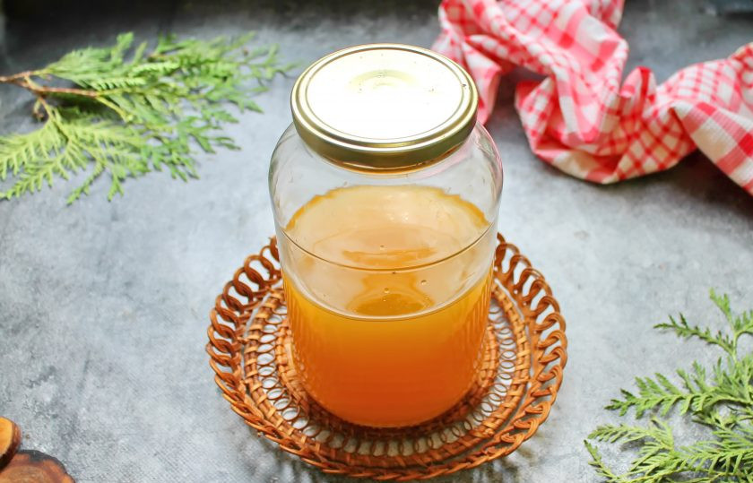 1. Этап. Мандариновый ликер: Мандариновую основу влейте в сахарный сироп, перемешайте и процедите через мелкое сито. Перелейте ликер в банку, плотно закройте и уберите в темное место на один месяц. После этого готовый ликер разлейте по бутылкам, немного охладите и подавайте на стол.