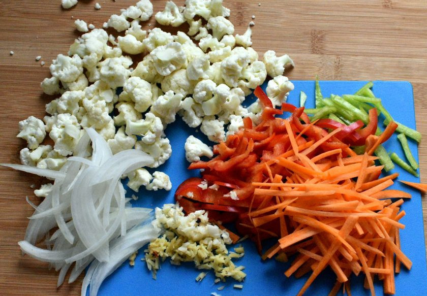 1. Этап. Цветная капуста с яйцами: Разберите цветную капусту на мелкие соцветия, морковь и перец нашинкуйте соломкой, репчатый лук тонко нарежьте вдоль луковицы. Чеснок и имбирь мелко порубите.