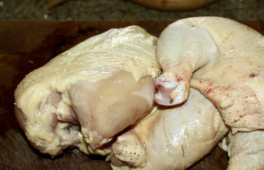 1. Этап. Солянка. Курица. Бульон. Капуста: Коли упомянуты курица и бульон куриный, то без курицы никак не обойтись. Вот такие «запчасти» были куплены в лавке нашей деревенской. По местной классификации - «курица домашняя». Определение «фермерская» у нас в горах, как-то не в ходу. Ну, впрочем, звучит приятнее, спорить трудно.