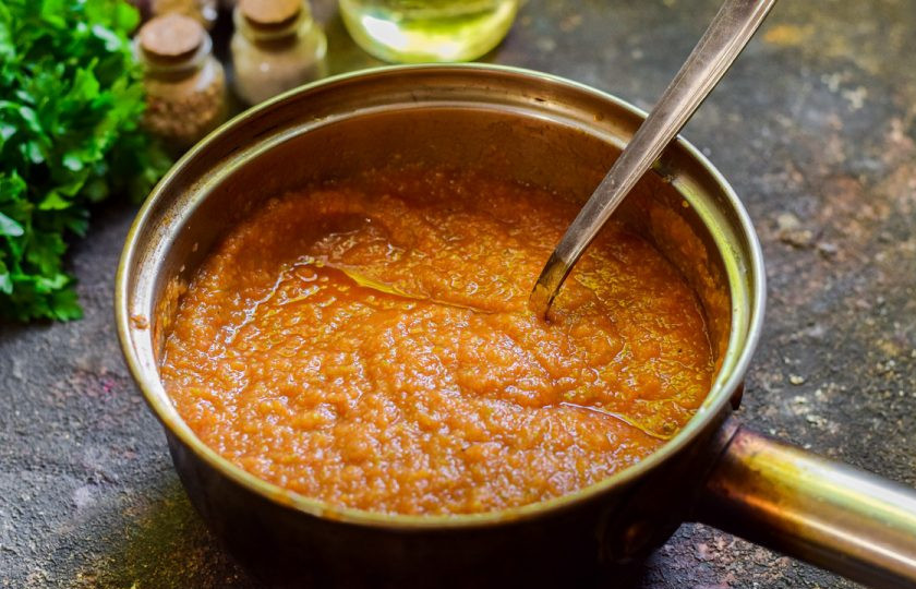 1. Этап. Кабачковая икра на зиму Пальчики оближешь: В конце варки добавьте в икру уксус. Снимите с огня.