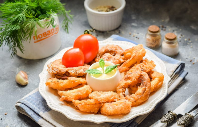 1. Этап. Луковые кольца в кляре: Подавайте кольца лука к столу. Приятного аппетита!