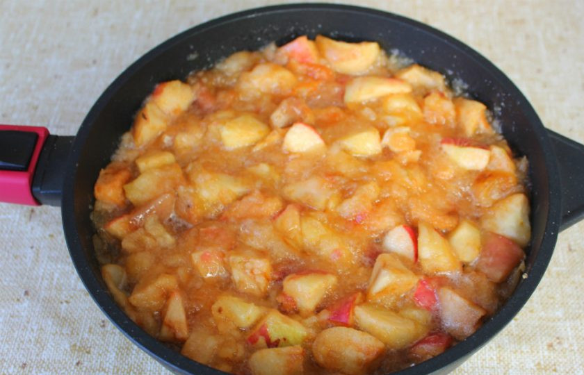 1. Этап. Заготовка яблок для пирогов: Яблоки пускают сок, сахар растворяется. Готовим, периодически помешивая, 40 минут.