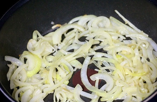 1. Этап. Печень куриная жареная с подливкой: 1. Очистите лук и нарежьте его средними полукольцами. На сковороде с высокими бортами разогрейте растительное масло. Выложите лук и обжарьте до прозрачности.