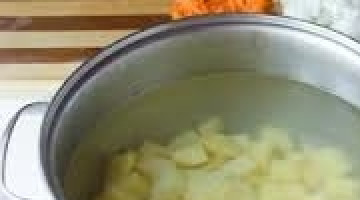 1. Этап. Постный суп из брокколи: Чистим овощи - картофель, лук и морковь. Нарезаем картофель кубиками, заливаем водой и ставим варить.