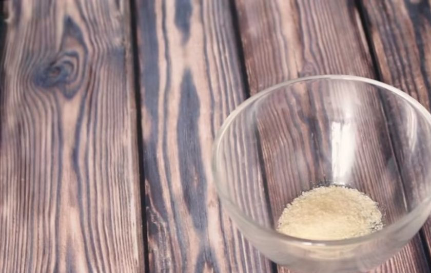 1. Этап. Идеальная глазурь для куличей: 1. Желатин смешайте с 1 столовой ложкой теплой воды и отставьте слегка увеличиться в размерах.