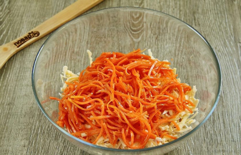 1. Этап. Салат Лисичка с корейской морковкой: Добавьте корейскую морковку.