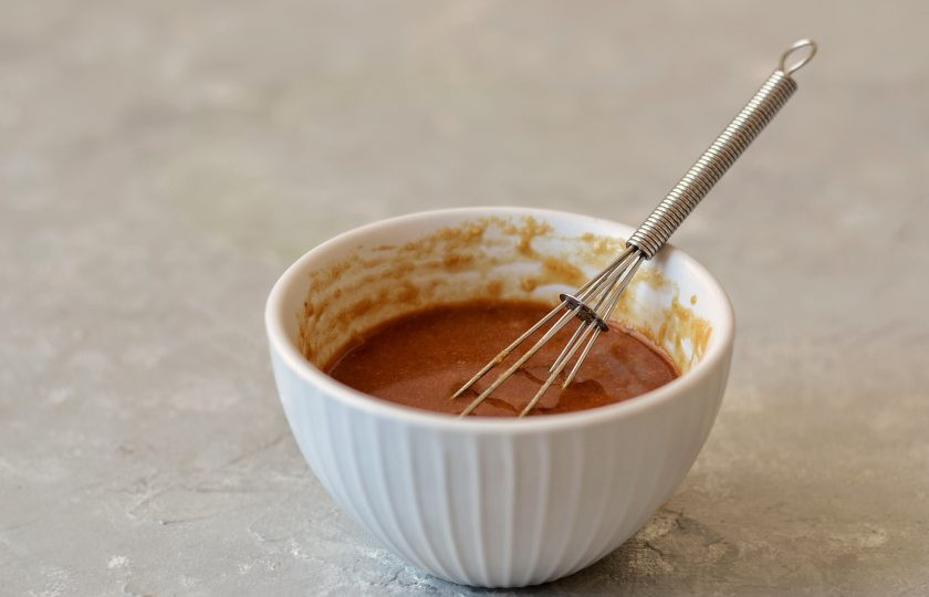 1. Этап. Арахисовый суп: Арахисовую пасту разведите с соевым соусом до однородной консистенции.