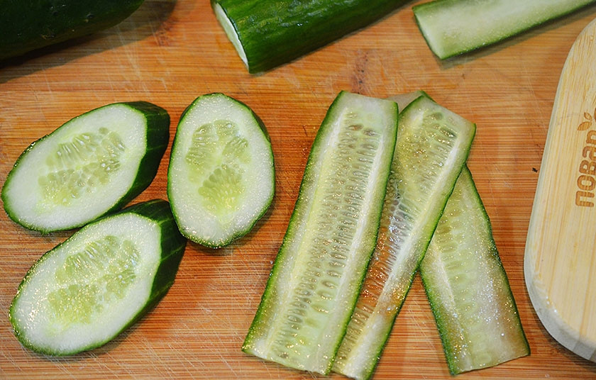 1. Этап. Ассорти из канапе: Первый и второй вариант канапе приготовим вместе, т.к. они делаются на основе одного соуса. Нам нужно три больших кружка огурца и три тонких слайса. Нарежьте огурцы так.