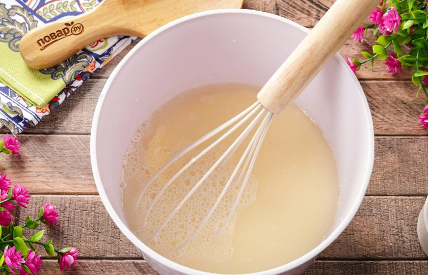 1. Этап. Блины на простокваше: Затем влейте воду и перемешайте всё ещё раз.