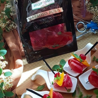 Канапе с сыровяленым филе бедра индейки