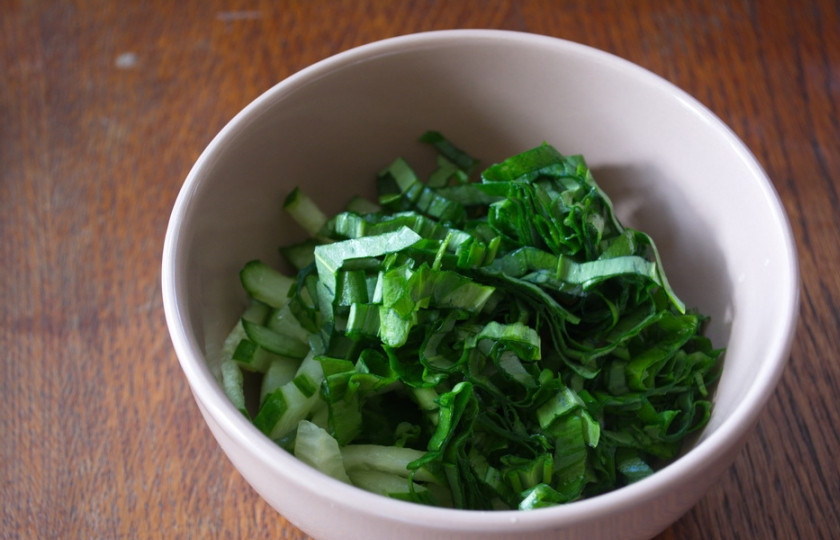 1. Этап. Салат с мясом и огурцом: Добавляем нарезанную зелень.