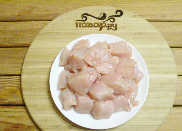 1. Этап. Куриные шашлычки в духовке на шпажках: Куриное филе вымойте и обсушите салфеткой. Порежьте средними кусочками.