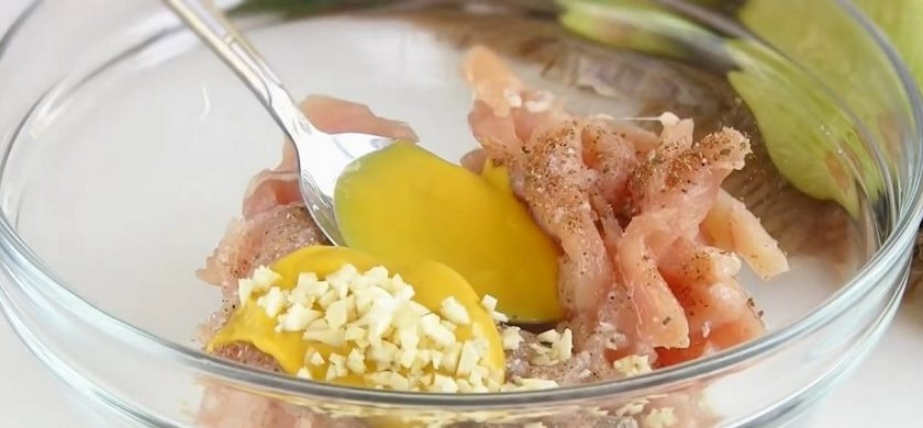 1. Этап. Рулетики из кабачков с курицей Пальчики: 1. Куриное филе нарежьте полосками, смешайте со смесью специй (кориандр, базилик, молотый черный и белый перец и пр.), солью и сливками.