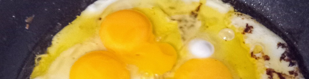 1. Этап. Яйца по-малазийски: В сковороде разогреть 2 столовых ложки масла. Когда масло станет горячим, в сковороду разбить четыре яйца и готовить 4-5 минут на огне сильнее среднего до готовности белков. Отложить яйца в сторону.