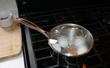 1. Этап. Картофельный салат с яйцом: 2. Отдельно сварите вкрутую яйца.