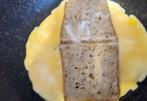 1. Этап. Омлетный сэндвич с индейкой: Кладём посредине два ломтика хлеба на небольшом расстоянии, сразу их переворачиваем, чтобы они были в омлетной смеси с обеих сторон.