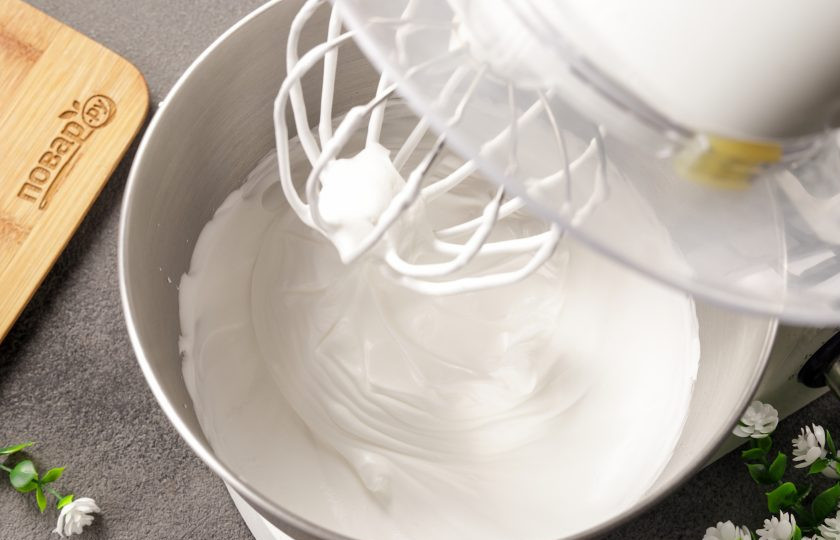 1. Этап. Бисквит в аэрогриле: Взбейте белки со щепоткой соли в крепкую пену, понемногу добавляя сахар. Если используете планетарный миксер, то сахар можно добавить весь сразу.